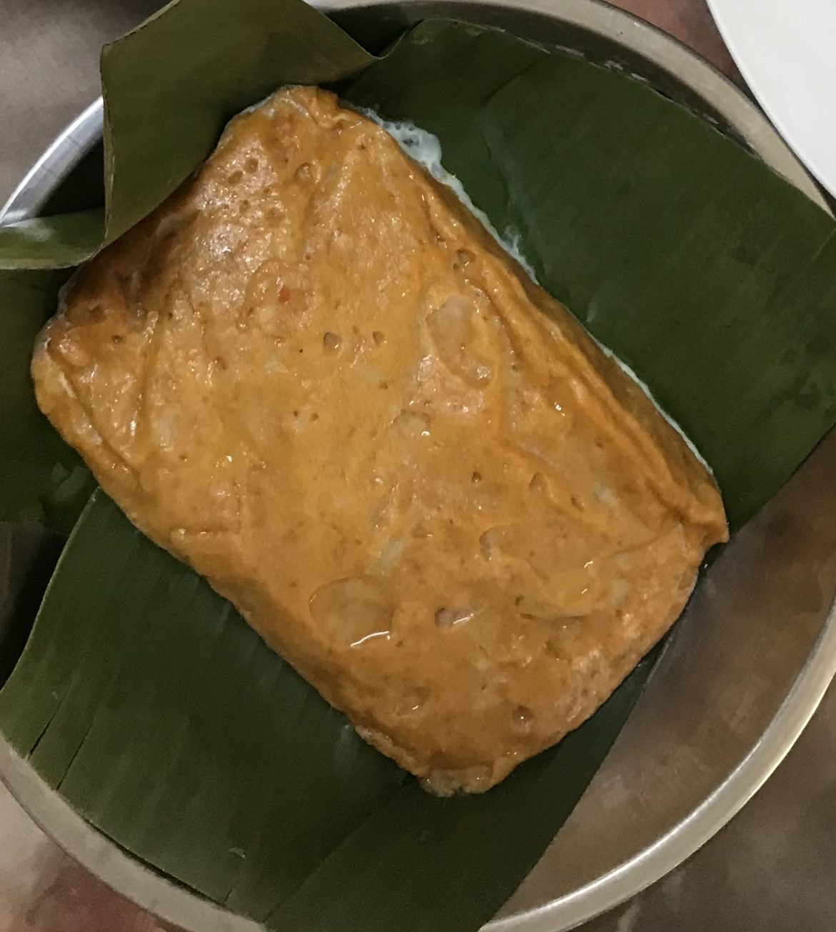 Muar otak-otak on a leaf, photographed by BeiJiBear in 2021/BeiJiBear于2021年拍摄的麻坡乌达
