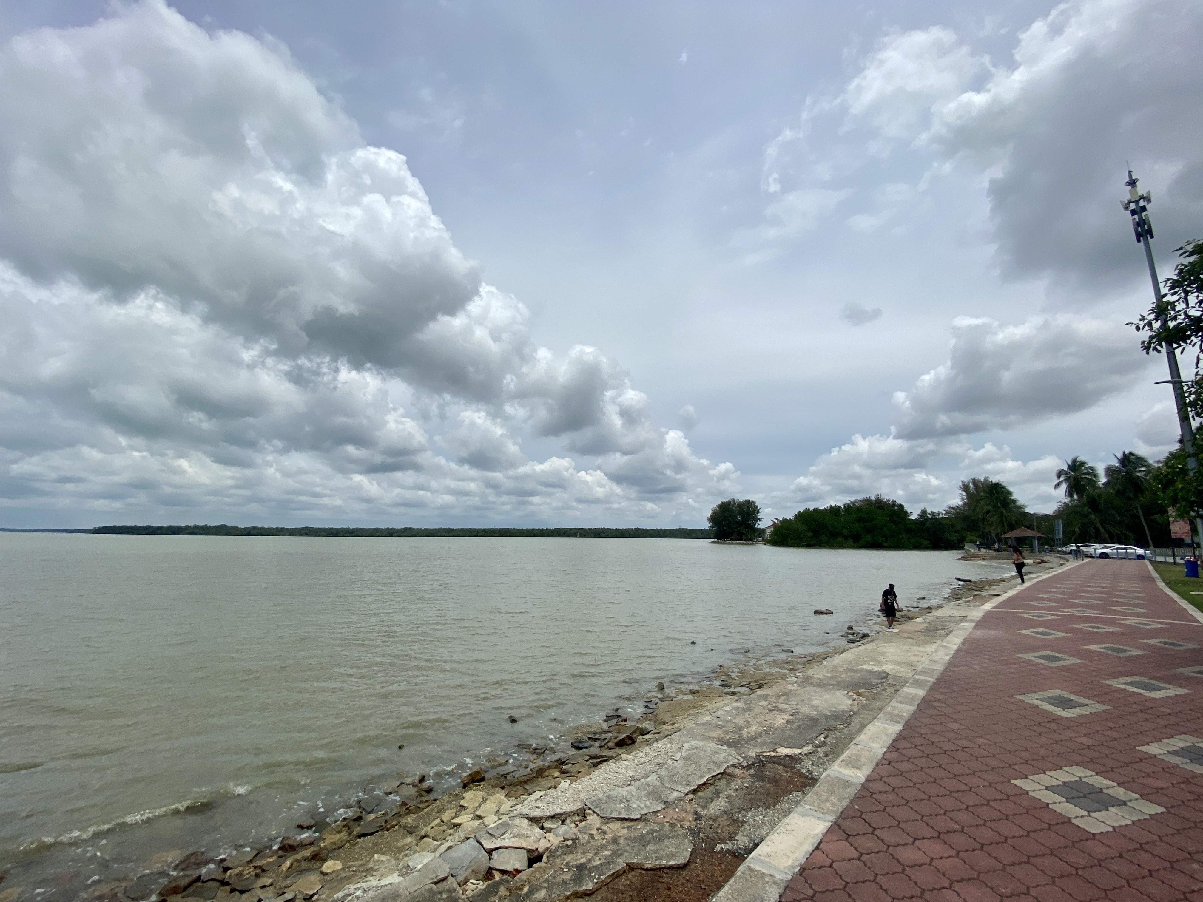 Broad river and brick promenade at Tanjung Emas, Muar, photographed in March 2022/2022年3月麻坡丹绒马士水面与砖铺步道